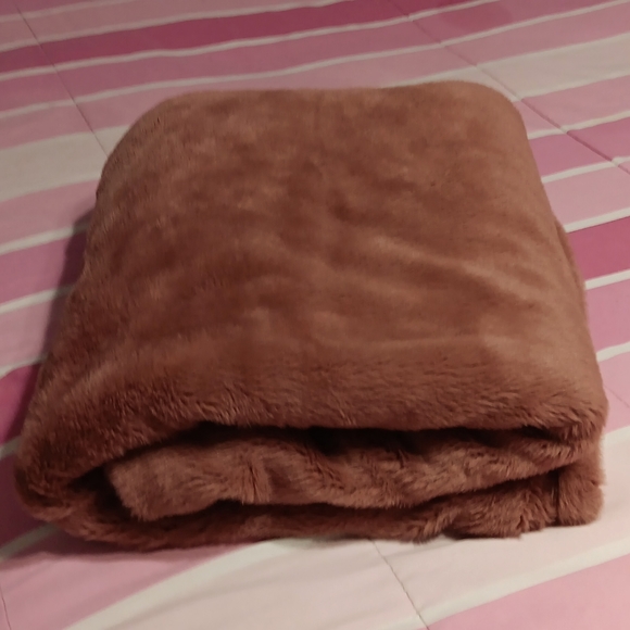 Beautiful Plush Soft Throw Blanket - Picture 7 of 7